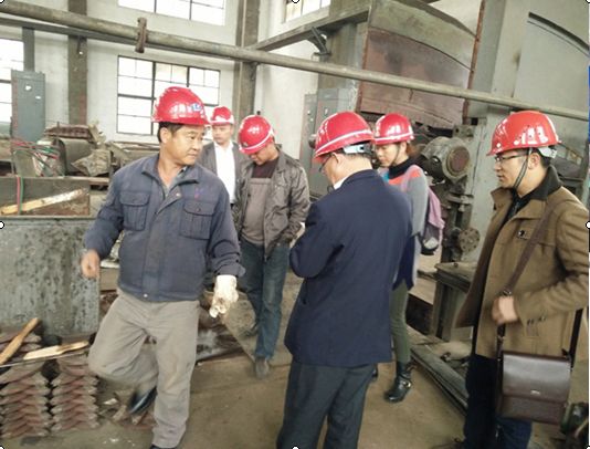 02科技人员深入糖厂进行榨前安全生产检查