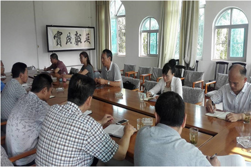 06科技人员陪同州农业局领导2