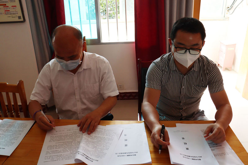 李启明与邓金龙签责任书